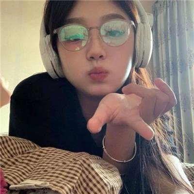 当她换上泳衣